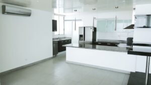 Open room in front of the dining and living room area, it also has windows that refresh the air and allow you to carry out daily tasks.